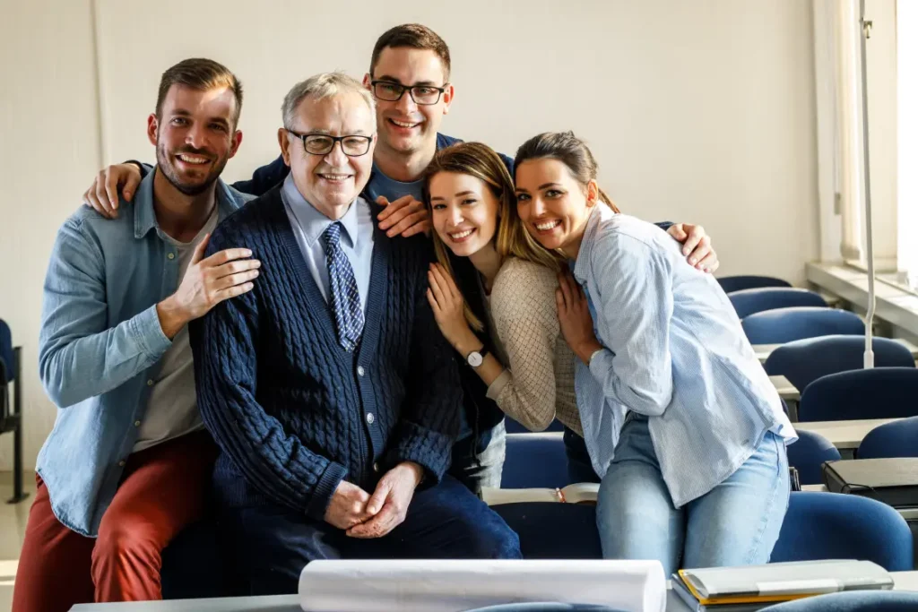 Empreendedor sênior posando para foto com seus filhos