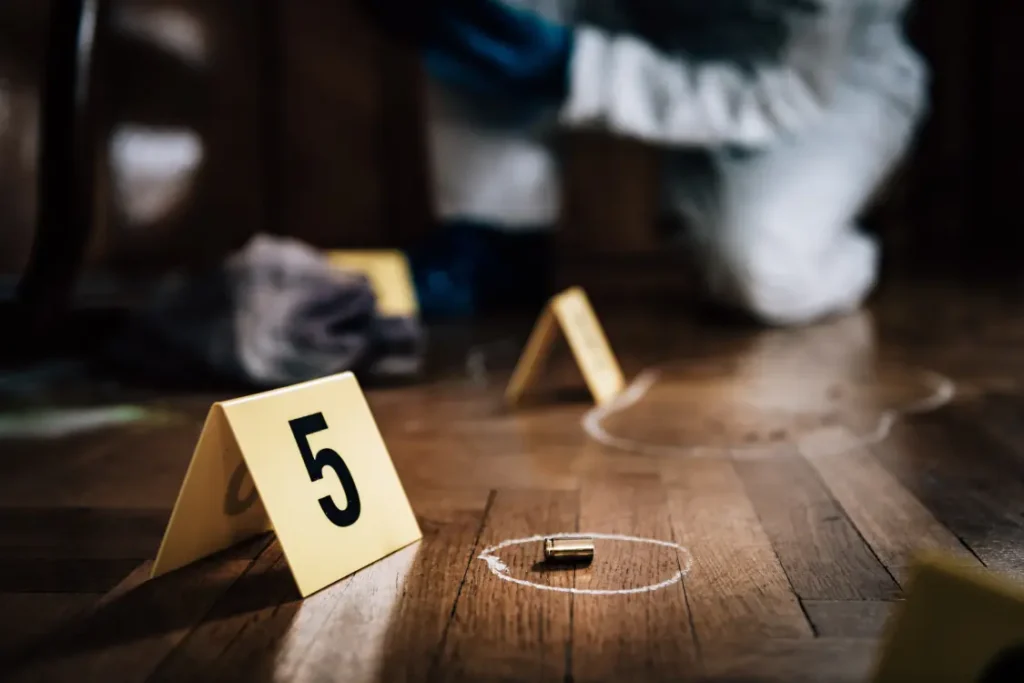 Cena de crime analisada por perito forense
